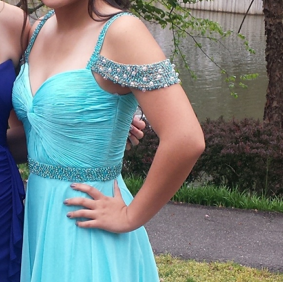 Gorgeous gown for that special occasion - Picture 2 of 3